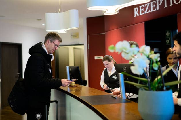 Handball, Frauen Deutschland - Bahnreise nach Dortmund Trainer Markus Gaugisch (Deutschland) beim Checkin im Hotel Deutschland
