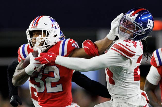 New York Giants safety Dane Belton (R) can not tackle New England Patriots running back TreVeyon Henderson (L) during the second half at Gillette Stadium in Foxborough, Massachusetts on Monday, December 01, 2025.  BOP20251201033 CJxGUNTHER