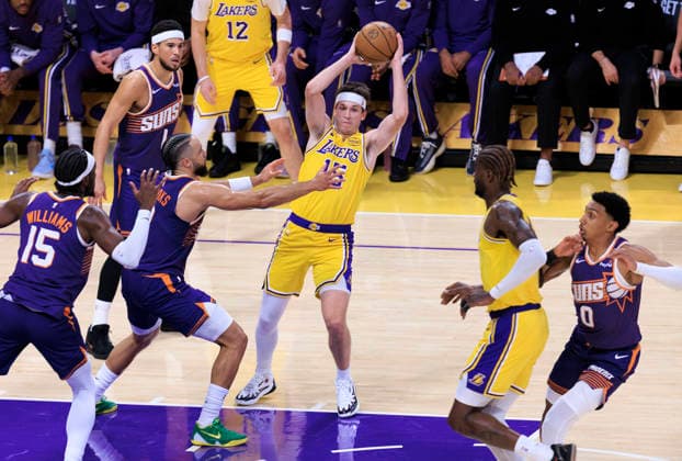 December 1, 2025, Los Angeles, California, USA: Austin Reaves 15 of the Los Angeles Lakers passes the ball as Dillon Brooks 3 of the Phoenix Suns defends during their regular season NBA, Basketball Herren, USA game on Monday December 1, 2025 at Crypto.com Arena in Los Angeles, California. ARIANA RUIZ PI Los Angeles USA - ZUMAp124 20251201_zaa_p124_009 Copyright: xArianaxRuizx