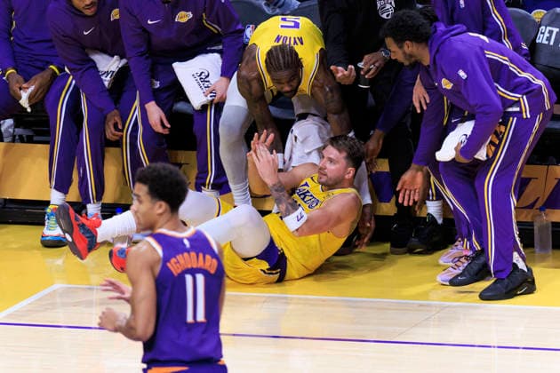 December 1, 2025, Los Angeles, California, USA: Luka Doncic 77 of the Los Angeles Lakers calls for a foul during their regular season NBA, Basketball Herren, USA game against the Phoenix Suns on Monday December 1, 2025 at Crypto.com Arena in Los Angeles, California. ARIANA RUIZ PI Los Angeles USA - ZUMAp124 20251201_zaa_p124_012 Copyright: xArianaxRuizx