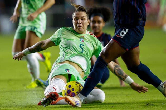 FT. LAUDERDALE, FL - DECEMBER 01: Italy Defender Elena Linari (5) battles for the ball in the first half during an International Women™s friendly match between USA and Italy at Chase Stadium on December 01, 2025 in Fort Lauderdale, Florida. (Photo by Chris Arjoon Icon Sportswire) SOCCER: DEC 01 Women s USA vs Italy EDITORIAL USE ONLY Icon25120100129