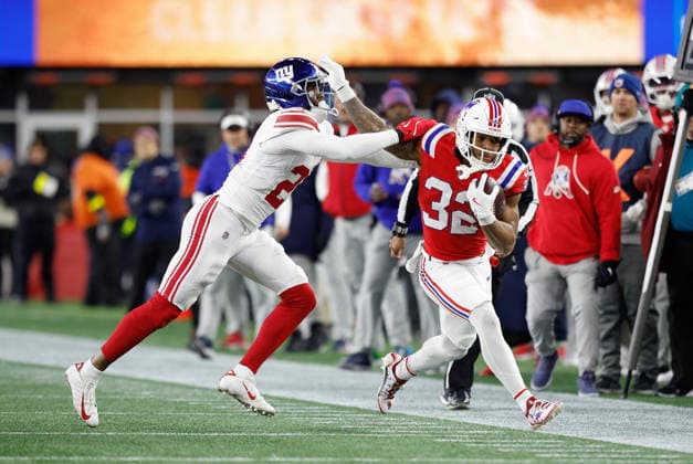 December 1, 2025; Foxborough, MA, USA; New England Patriots running back Treveyon Henderson (32) runs with the ball during the NFL, American Football Herren, USA game between New York Giants and New England Patriots at Gillette Stadium in Foxborough, MA. Foxborough United States - ZUMAc04_ 20251201_zma_c04_076 Copyright: xAnthonyxNesmithx