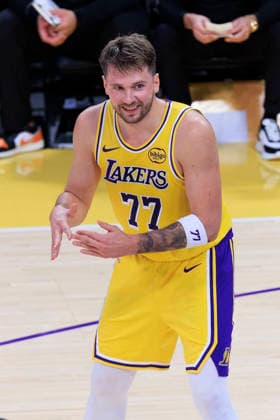 December 1, 2025, Los Angeles, California, USA: Luka Doncic 77 of the Los Angeles Lakers calls for a foul during their regular season NBA, Basketball Herren, USA game against the Phoenix Suns on Monday December 1, 2025 at Crypto.com Arena in Los Angeles, California. ARIANA RUIZ PI Los Angeles USA - ZUMAp124 20251201_zaa_p124_014 Copyright: xArianaxRuizx