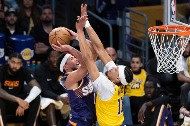 NBA, Basketball Herren, USA 2025: Suns 125:108 Lakers Phoenix Suns’ Devin Booker (1) shoots against Los Angeles Lakers’ Jaxson Hayes (11) during an NBA basketball game, in Los Angeles Monday Dec. 1, 2025. Los Angeles United States Copyright: xRingoxChiux xSOPAxImagesx 20251201RC.Lakers006
