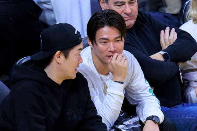 December 1, 2025, Los Angeles, California, USA: Yoshinobu Yamamoto attends the regular season NBA, Basketball Herren, USA game between the Los Angeles Lakers and the Phoenix Suns on Monday December 1, 2025 at Crypto.com Arena in Los Angeles, California. Lakers lose to Suns, 108-125. ARIANA RUIZ PI Los Angeles USA - ZUMAp124 20251201_zaa_p124_020 Copyright: xArianaxRuizx
