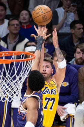 December 1, 2025, Los Angeles, California, United States: Los Angeles Lakers™ Luka Don?i? (77) shoots against Phoenix Suns™ Ryan Dunn (0) during an NBA, Basketball Herren, USA basketball game, in Los Angeles Monday Dec. 1, 2025. Los Angeles United States - ZUMAs197 20251201_aaa_s197_343 Copyright: xRingoxChiux
