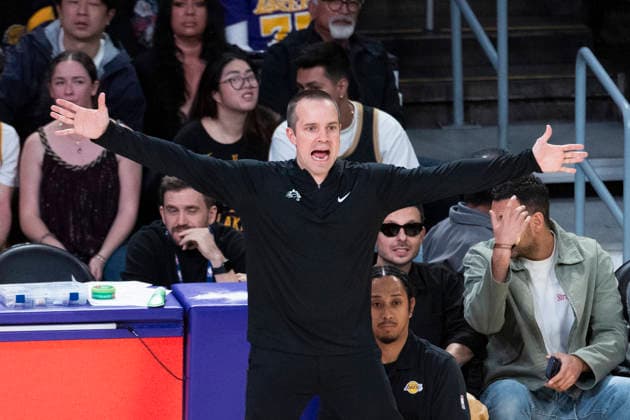 December 1, 2025, Los Angeles, California, United States: Phoenix Suns head coach Jordan Ott directs against the Los Angeles Lakers during an NBA, Basketball Herren, USA basketball game, in Los Angeles Monday Dec. 1, 2025. Los Angeles United States - ZUMAs197 20251201_aaa_s197_360 Copyright: xRingoxChiux