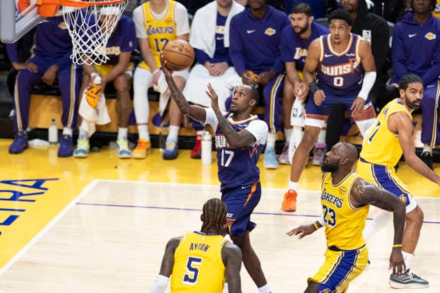 December 1, 2025, Los Angeles, California, United States: Phoenix Suns™ Jamaree Bouyea (17) goes past Los Angeles Lakers™ LeBron James (23) to the basket during an NBA, Basketball Herren, USA basketball game, in Los Angeles Monday Dec. 1, 2025. Los Angeles United States - ZUMAs197 20251201_aaa_s197_362 Copyright: xRingoxChiux