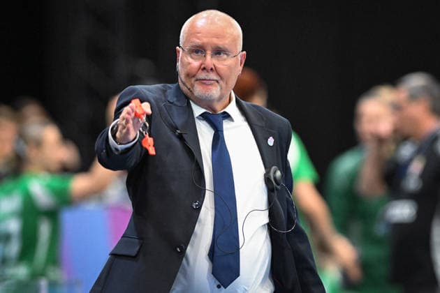 Niederlande, Handball, Weltmeisterschaft der Frauen 2025, Ungarn vs Schweiz, 01.12.2025, Maaspoort Sports & Events, s-Hertogenbosch, Niederlande, Kay Holm (Deutschland) greift als Spielaufsicht ins Geschehen ein Copyright: xMarkusxVerwimpx