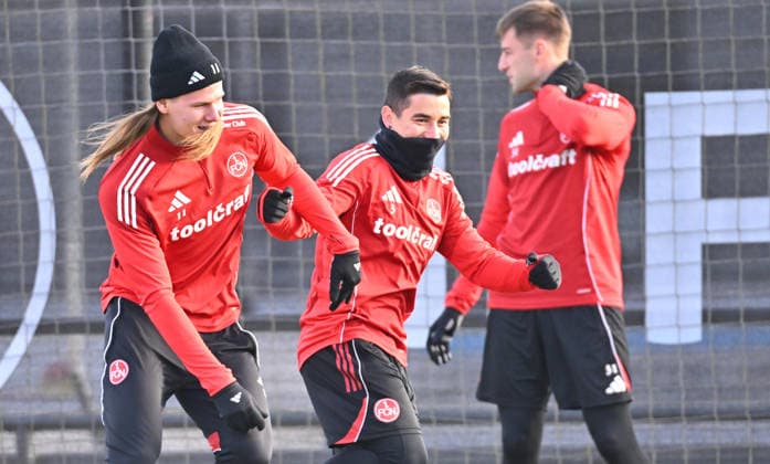 02.12.2025 - Fussball - 2. Fussball - Bundesliga - Saison 2025 2026 - 1. FC Nürnberg Nuernberg FCN ( Club ) - Training - Sportfoto Zink - xwoxzix - Artem Stepanov (11, 1. FC Nürnberg FCN ) Danilo Soares (3, 1. FC Nürnberg FCN ) happy