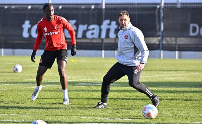 02.12.2025 - Fussball - 2. Fussball - Bundesliga - Saison 2025 2026 - 1. FC Nürnberg Nuernberg FCN ( Club ) - Training - Sportfoto Zink - xwoxzix - Mustapha Hindolo (22, 1. FC Nürnberg FCN ) Miroslav Miro Klose ( Trainer 1. FC Nürnberg FCN )