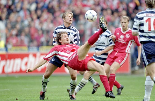 Olaf Marschall erzielt das Tor zum 2:3 per Fallrückzieher, Eyjölfur Sverrisson, Tor des Jahres 1998, Endstand 3:4 Zweikampf Spielszene Aktion Fußball Fussball Bundesliga Herren Saison 1998 1999 12.09.1998 1.FC Kaiserslautern FCK vs Hertha BSC Berlin DFL regulations prohibit any use of photographs as image sequences and or quasi-video *** Olaf Marschall scores the 2 3 goal with a bicycle kick, Eyjölfur Sverrisson, Goal of the Year 1998, final score 3 4 duel Match scene Action Sport Soccer Soccer Bundesliga Men Season 1998 1999 12 09 1998 1 FC Kaiserslautern FCK vs Hertha BSC Berlin DFL regulations prohibit any use of photographs as image sequences and or quasi video