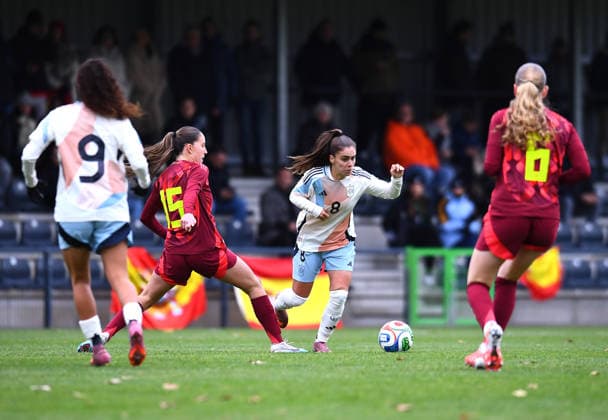 Fußball EM Qualifikation U19-Juniorinnen: Deutschland - Spanien am 02.12.2025 in der Sportschule Wedau in Duisburg v.l.n.r.: Celia Segura ( Spanien ), Maj Schneider ( Deutschland ), Aiona Gomez ( Spanien ), Marie Gmeineder ( Deutschland ) DFB regulations prohibit any use of photographs as image sequences and or quasi-video. Nordrhein-Westfalen Deutschland