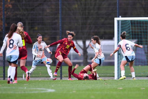 Fußball EM Qualifikation U19-Juniorinnen: Deutschland - Spanien am 02.12.2025 in der Sportschule Wedau in Duisburg Nerea Carmona ( Spanien ), links - Rose Rückert ( Deutschland ), mitte - Amaya ( Spanien ), rechts DFB regulations prohibit any use of photographs as image sequences and or quasi-video. Nordrhein-Westfalen Deutschland