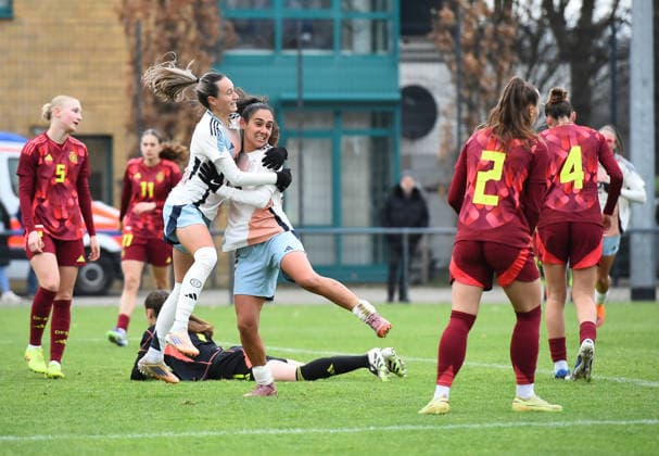 Fußball EM Qualifikation U19-Juniorinnen: Deutschland - Spanien am 02.12.2025 in der Sportschule Wedau in Duisburg Torjubel zum 0:1 durch Celia Segura ( Spanien ), links - Alba Cerrato ( Spanien ), links DFB regulations prohibit any use of photographs as image sequences and or quasi-video. Nordrhein-Westfalen Deutschland