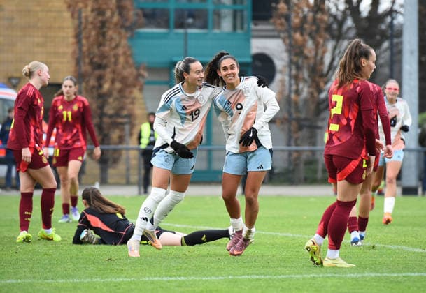 Fußball EM Qualifikation U19-Juniorinnen: Deutschland - Spanien am 02.12.2025 in der Sportschule Wedau in Duisburg Celia Segura ( Spanien ), rechts freut sich über das 0:1 - Alba Cerrato ( Spanien ), links DFB regulations prohibit any use of photographs as image sequences and or quasi-video. Nordrhein-Westfalen Deutschland