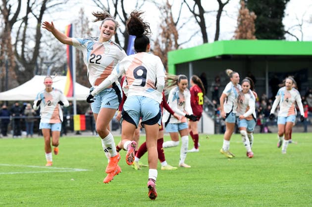 Fußball EM Qualifikation U19-Juniorinnen: Deutschland - Spanien am 02.12.2025 in der Sportschule Wedau in Duisburg Torjubel zum 0:1 durch Celia Segura ( Spanien ), rechts - Aiara Agirrezabala ( Spanien ), links DFB regulations prohibit any use of photographs as image sequences and or quasi-video. Nordrhein-Westfalen Deutschland