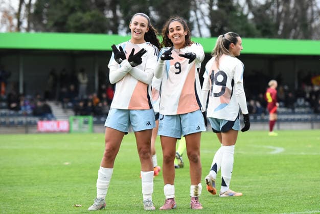Fußball EM Qualifikation U19-Juniorinnen: Deutschland - Spanien am 02.12.2025 in der Sportschule Wedau in Duisburg Torjubel zum 0:1 durch Celia Segura ( Spanien ), rechts - Silvi Cristobal ( Spanien ), links DFB regulations prohibit any use of photographs as image sequences and or quasi-video. Nordrhein-Westfalen Deutschland