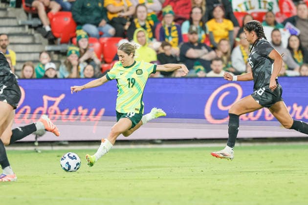 December 2, 2025, Adelaide, South Australia, Australia: KATRINA GORRY of Australia launches the ball in from the wing as MAYA HAHN of New Zealand tries to run her down during the FIFA International Friendly, Länderspiel, Nationalmannschaft between the Australian Matildas and the New Zealand Female Ferns. Adelaide Australia - ZUMAw216 20251202_zsp_w216_015 Copyright: xMarkxWilloughbyx