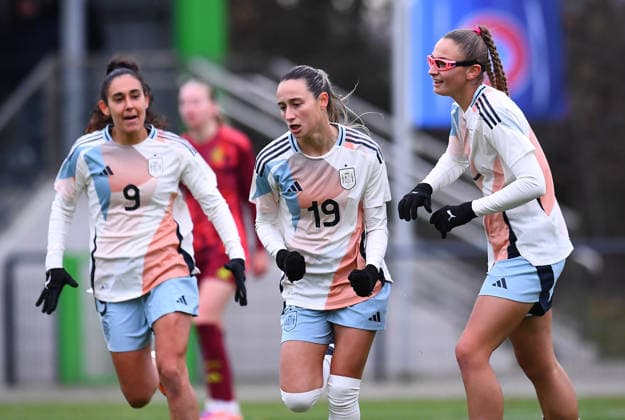 Fußball EM Qualifikation U19-Juniorinnen: Deutschland - Spanien am 02.12.2025 in der Sportschule Wedau in Duisburg Torjubel zum 0:3 durch Alba Cerrato ( Spanien ), mitte - Celia Segura ( Spanien ), links - Noa Jimenez ( Spanien ), rechts DFB regulations prohibit any use of photographs as image sequences and or quasi-video. Nordrhein-Westfalen Deutschland