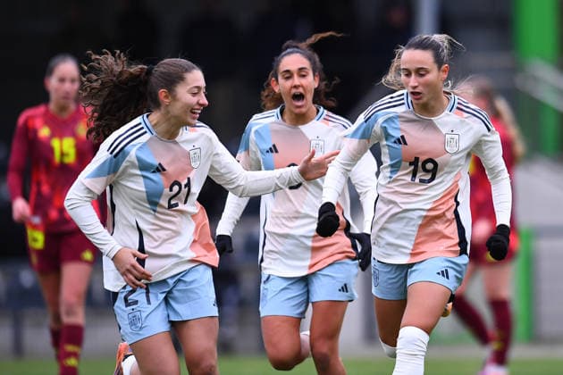 Fußball EM Qualifikation U19-Juniorinnen: Deutschland - Spanien am 02.12.2025 in der Sportschule Wedau in Duisburg Alba Cerrato ( Spanien ), rechts freut sich über das 0:3 - Elene Gurtubay ( Spanien ), links - Celia Segura ( Spanien ), hinten DFB regulations prohibit any use of photographs as image sequences and or quasi-video. Nordrhein-Westfalen Deutschland