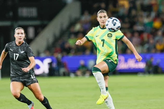 December 2, 2025, Adelaide, South Australia, Australia: GABI RENNIE of New Zealand moves in as STEPH CATLEY of Australia takes control of a high ball during the FIFA International Friendly, Länderspiel, Nationalmannschaft between the Australian Matildas and the New Zealand Female Ferns. Adelaide Australia - ZUMAw216 20251202_zsp_w216_023 Copyright: xMarkxWilloughbyx