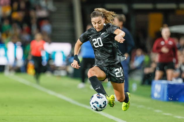 December 2, 2025, Adelaide, South Australia, Australia: INDIAH-PAIGE RILEY of New Zealand shows off some fancy foot-work during the FIFA International Friendly, Länderspiel, Nationalmannschaft between the Australian Matildas and the New Zealand Female Ferns. Adelaide Australia - ZUMAw216 20251202_zsp_w216_026 Copyright: xMarkxWilloughbyx