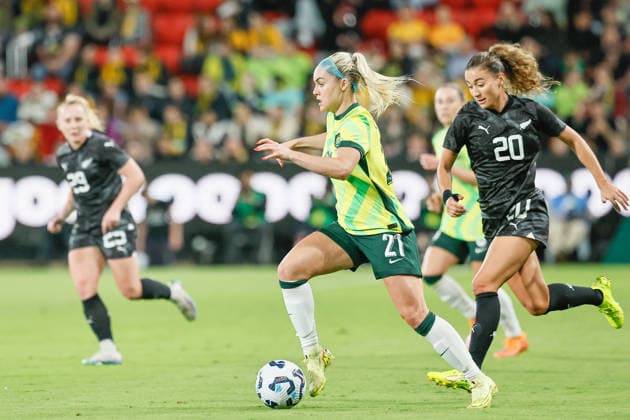 December 2, 2025, Adelaide, South Australia, Australia: ELLIE CARPENTER of Australia and INDIAH-PAIGE RILEY of New Zealand in action during the FIFA International Friendly, Länderspiel, Nationalmannschaft between the Australian Matildas and the New Zealand Female Ferns. Adelaide Australia - ZUMAw216 20251202_zsp_w216_027 Copyright: xMarkxWilloughbyx
