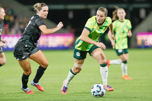 December 2, 2025, Adelaide, South Australia, Australia: GABI RENNIE of New Zealand and COURTNEY NEVIN of Australia in action during the FIFA International Friendly, Länderspiel, Nationalmannschaft between the Australian Matildas and the New Zealand Female Ferns. Adelaide Australia - ZUMAw216 20251202_zsp_w216_029 Copyright: xMarkxWilloughbyx