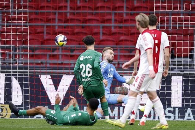 AMSTERDAM (l-r) Thom van Bergen of FC Groningen, Ajax goalkeeper Vitezslav Jaros during the Dutch Eredivisie match between AFC Ajax and FC Groningen at the Johan Cruijff ArenA on December 2, 2025 in Amsterdam, Netherlands. ANP Hollandse Hoogte MAURICE VAN STEEN Eredivisie 2025-2026 xVIxANPxSportx xMauricexvanxSteenxIVx 543672325 originalFilename: 543672325.jpg
