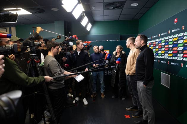 Medienrunde mit Geschäftsführer Michael Ströll (schwarzer Pulli) und Sportdirektor Benjamin Weber (heller Pulli) nach der Entlassung von Sandro WagnerMedienrunde mit Geschäftsführer Michael Ströll (dunkler Pulli) und Sportdirektor Benjamin Weber (heller Pulli) nach der Entlassung von Sandro Wagner