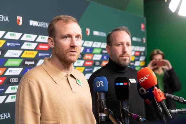 Medienrunde mit Geschäftsführer Michael Ströll (schwarzer Pulli) und Sportdirektor Benjamin Weber (heller Pulli) nach der Entlassung von Sandro WagnerMedienrunde mit Geschäftsführer Michael Ströll (dunkler Pulli) und Sportdirektor Benjamin Weber (heller Pulli) nach der Entlassung von Sandro Wagner