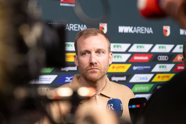 Medienrunde mit Geschäftsführer Michael Ströll (schwarzer Pulli) und Sportdirektor Benjamin Weber (heller Pulli) nach der Entlassung von Sandro WagnerMedienrunde mit Geschäftsführer Michael Ströll (dunkler Pulli) und Sportdirektor Benjamin Weber (heller Pulli) nach der Entlassung von Sandro Wagner