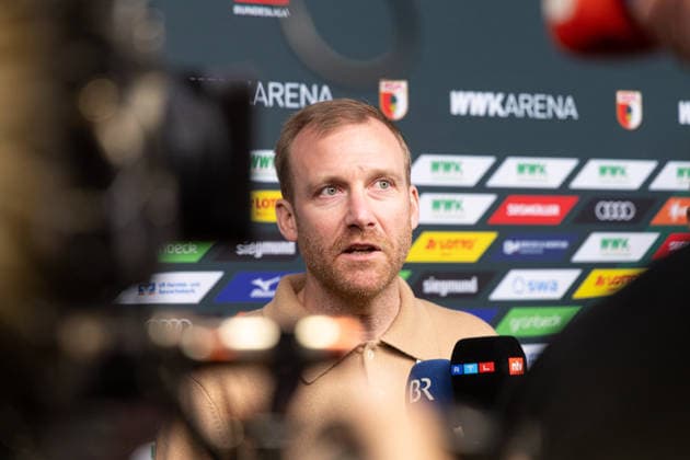Medienrunde mit Geschäftsführer Michael Ströll (schwarzer Pulli) und Sportdirektor Benjamin Weber (heller Pulli) nach der Entlassung von Sandro WagnerMedienrunde mit Geschäftsführer Michael Ströll (dunkler Pulli) und Sportdirektor Benjamin Weber (heller Pulli) nach der Entlassung von Sandro Wagner