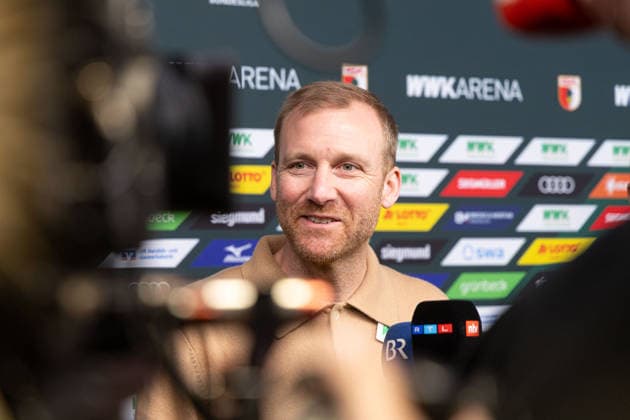 Medienrunde mit Geschäftsführer Michael Ströll (schwarzer Pulli) und Sportdirektor Benjamin Weber (heller Pulli) nach der Entlassung von Sandro WagnerMedienrunde mit Geschäftsführer Michael Ströll (dunkler Pulli) und Sportdirektor Benjamin Weber (heller Pulli) nach der Entlassung von Sandro Wagner