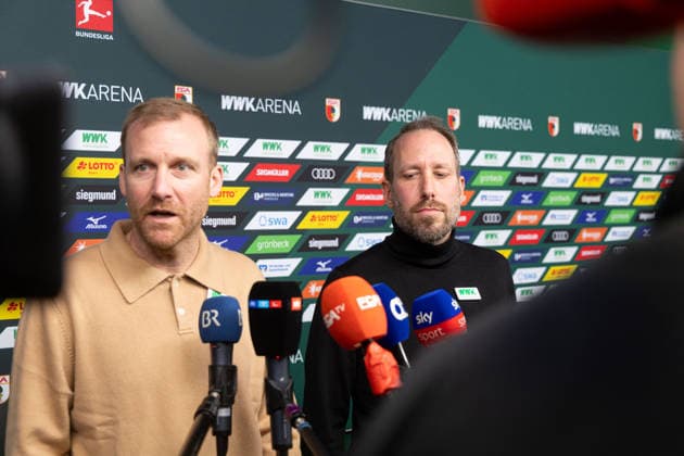 Medienrunde mit Geschäftsführer Michael Ströll (schwarzer Pulli) und Sportdirektor Benjamin Weber (heller Pulli) nach der Entlassung von Sandro WagnerMedienrunde mit Geschäftsführer Michael Ströll (dunkler Pulli) und Sportdirektor Benjamin Weber (heller Pulli) nach der Entlassung von Sandro Wagner