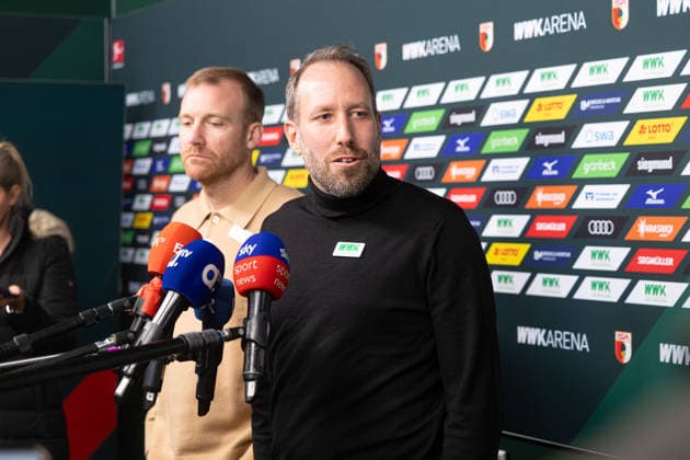 Medienrunde mit Geschäftsführer Michael Ströll (schwarzer Pulli) und Sportdirektor Benjamin Weber (heller Pulli) nach der Entlassung von Sandro WagnerMedienrunde mit Geschäftsführer Michael Ströll (dunkler Pulli) und Sportdirektor Benjamin Weber (heller Pulli) nach der Entlassung von Sandro Wagner