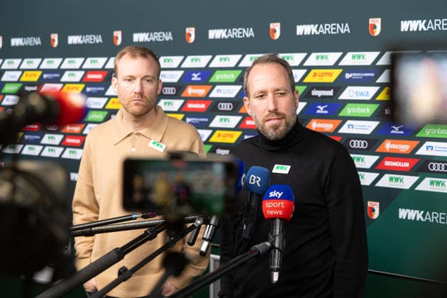 Medienrunde mit Geschäftsführer Michael Ströll (schwarzer Pulli) und Sportdirektor Benjamin Weber (heller Pulli) nach der Entlassung von Sandro WagnerMedienrunde mit Geschäftsführer Michael Ströll (dunkler Pulli) und Sportdirektor Benjamin Weber (heller Pulli) nach der Entlassung von Sandro Wagner