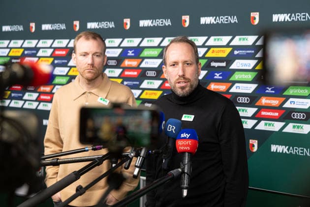 Medienrunde mit Geschäftsführer Michael Ströll (schwarzer Pulli) und Sportdirektor Benjamin Weber (heller Pulli) nach der Entlassung von Sandro WagnerMedienrunde mit Geschäftsführer Michael Ströll (dunkler Pulli) und Sportdirektor Benjamin Weber (heller Pulli) nach der Entlassung von Sandro Wagner