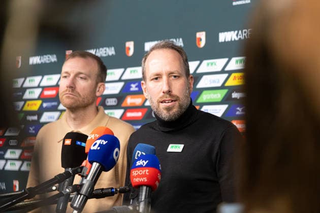 Medienrunde mit Geschäftsführer Michael Ströll (schwarzer Pulli) und Sportdirektor Benjamin Weber (heller Pulli) nach der Entlassung von Sandro WagnerMedienrunde mit Geschäftsführer Michael Ströll (dunkler Pulli) und Sportdirektor Benjamin Weber (heller Pulli) nach der Entlassung von Sandro Wagner