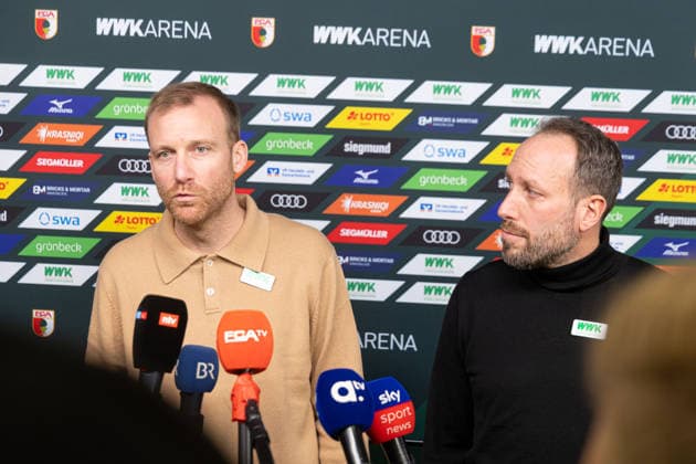 Medienrunde mit Geschäftsführer Michael Ströll (schwarzer Pulli) und Sportdirektor Benjamin Weber (heller Pulli) nach der Entlassung von Sandro WagnerMedienrunde mit Geschäftsführer Michael Ströll (dunkler Pulli) und Sportdirektor Benjamin Weber (heller Pulli) nach der Entlassung von Sandro Wagner