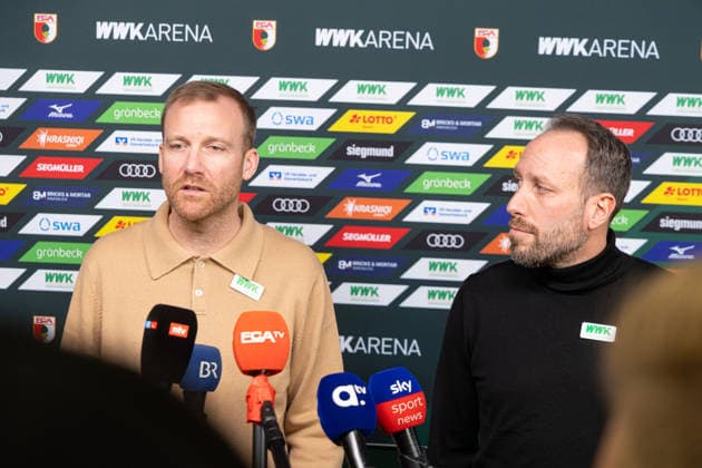 Medienrunde mit Geschäftsführer Michael Ströll (schwarzer Pulli) und Sportdirektor Benjamin Weber (heller Pulli) nach der Entlassung von Sandro WagnerMedienrunde mit Geschäftsführer Michael Ströll (dunkler Pulli) und Sportdirektor Benjamin Weber (heller Pulli) nach der Entlassung von Sandro Wagner