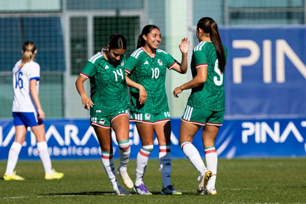 ENGLAND U20 vs MEXICO U20 Women s. BERENICE IBARRA, PLAYER FOR THE MEXICAN U20 national team, Nationalteam APRIL FRAGOSO, PLAYER FOR THE MEXICAN U20 NATIONAL TEAM, DURING THE MATCH,Women s friendly match between England U20 vs Mexico U20, Pinatar Arena Football Center, San Pedro del Pinatar, Region of Murcia, December 2, 2025. San Pedro del Pinatar Pinatar Arena Football Center Region de Murcia Spain Copyright: xPascuxMà ndezx