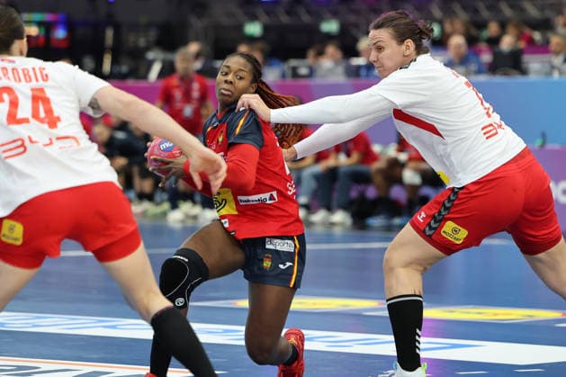 GER, Dortmund, 27th Wommen s World Championship, WM, Weltmeisterschaft 2025, Hauptrunde Main Round, Gruppe II 1. Runde: Spanien (ESP) vs. Serbien (SRB) 02.12.2025, Westfalenhalle, Dortmund, GER, Dortmund, 27th Wommen s World Championship 2025, Hauptrunde Main Round, Gruppe II 1. Runde: Spanien (ESP) vs. Serbien (SRB) , im Bild: Daniela Patricia SO DELGADO-PINTO (ESP 27), im Zweikampf gegen Jovana Skrobić (SRB 24), Dragana Cvijić (SRB 72),