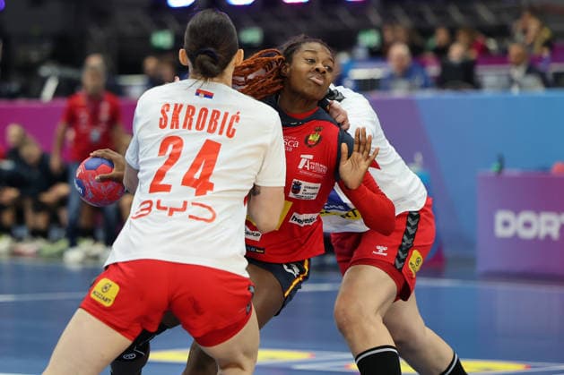 GER, Dortmund, 27th Wommen s World Championship, WM, Weltmeisterschaft 2025, Hauptrunde Main Round, Gruppe II 1. Runde: Spanien (ESP) vs. Serbien (SRB) 02.12.2025, Westfalenhalle, Dortmund, GER, Dortmund, 27th Wommen s World Championship 2025, Hauptrunde Main Round, Gruppe II 1. Runde: Spanien (ESP) vs. Serbien (SRB) , im Bild: Daniela Patricia SO DELGADO-PINTO (ESP 27), im Zweikampf gegen Jovana Skrobić (SRB 24), Dragana Cvijić (SRB 72),