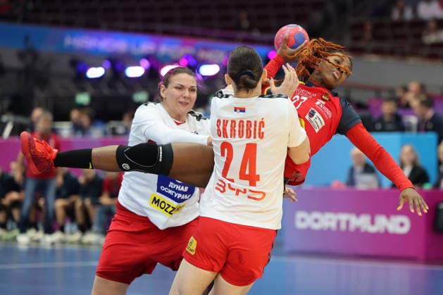 GER, Dortmund, 27th Wommen s World Championship, WM, Weltmeisterschaft 2025, Hauptrunde Main Round, Gruppe II 1. Runde: Spanien (ESP) vs. Serbien (SRB) 02.12.2025, Westfalenhalle, Dortmund, GER, Dortmund, 27th Wommen s World Championship 2025, Hauptrunde Main Round, Gruppe II 1. Runde: Spanien (ESP) vs. Serbien (SRB) , im Bild: Daniela Patricia SO DELGADO-PINTO (ESP 27), im Zweikampf gegen Jovana Skrobić (SRB 24), Dragana Cvijić (SRB 72),