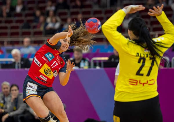 Jennifer Maria GUTIERREZ BERMEJO (Spain, 17) against Gordana Petkovic (Serbia, 27) 27th IHF Womens Handball World Championship, WM, Weltmeisterschaft WM, Weltmeisterschaft 2025, Spain - Serbia, GER, Dortmund, Westfalenhalle Copyright: HMBxMedia xMarcoxBader