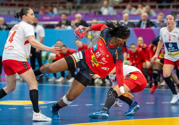 Lyndie TCHAPTCHET DEFO (Spain, 68) during a throw, the view is obscured by her hair. 27th IHF Womens Handball World Championship, WM, Weltmeisterschaft WM, Weltmeisterschaft 2025, Spain - Serbia, GER, Dortmund, Westfalenhalle Copyright: HMBxMedia xMarcoxBader