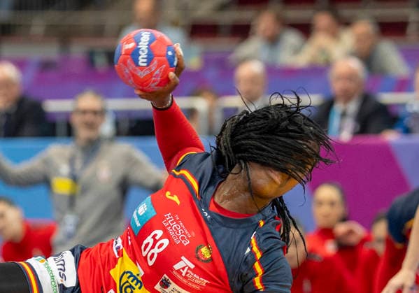 Lyndie TCHAPTCHET DEFO (Spain, 68) during a throw, the view is obscured by her hair. 27th IHF Womens Handball World Championship, WM, Weltmeisterschaft WM, Weltmeisterschaft 2025, Spain - Serbia, GER, Dortmund, Westfalenhalle Copyright: HMBxMedia xMarcoxBader