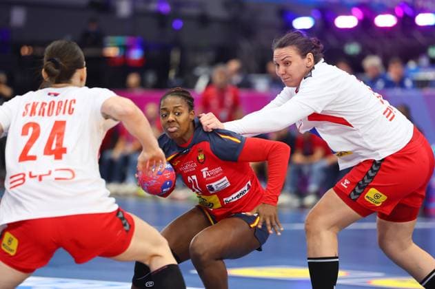 Danila Patricia So Delgado Pinto (Spanien) im Zweikampf mit Dragana Cvijic (Serbien) Spanien vs Serbien, Handball, Frauen-Weltmeisterschaft, 02.12.2025 Spanien vs Serbien, Handball, Frauen-Weltmeisterschaft, 02.12.2025 Dortmund Copyright: xEibner-Pressefotox EP_RWS